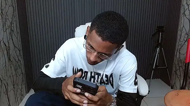 ManSant online show from September 19, 2025, 5:17 pm