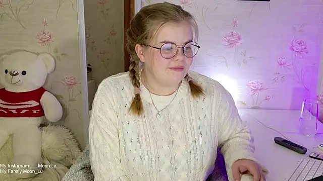 Snapshot of sinnamon_ chatting on October 6, 2025, 4:08 pm sinnamon online show from October 6, 2025, 4:08 pm