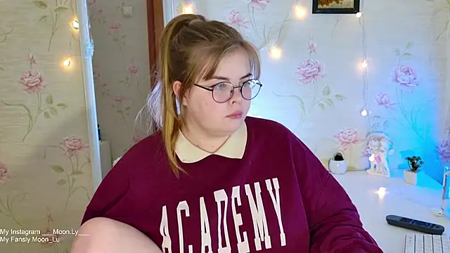 Snapshot of sinnamon_ chatting on November 3, 2025, 4:43 pm sinnamon online show from November 3, 2025, 4:43 pm