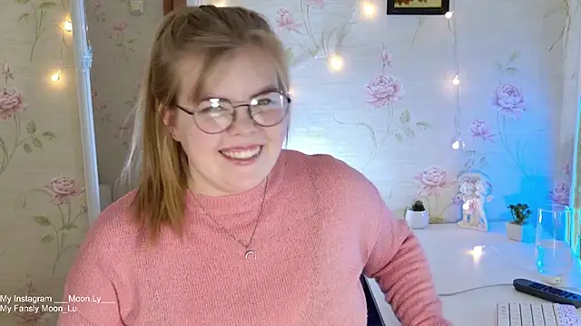 Snapshot of sinnamon_ chatting on November 1, 2025, 4:45 pm sinnamon online show from November 1, 2025, 4:45 pm