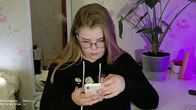 Snapshot of sinnamon_ chatting on September 28, 2025, 5:20 pm sinnamon online show from September 28, 2025, 5:20 pm