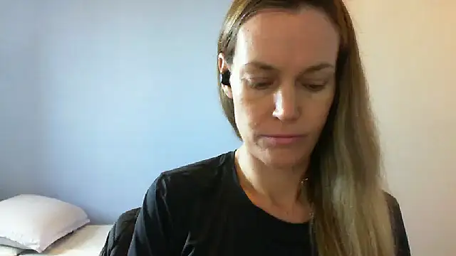 Snapshot of Annylove1 chatting on November 19, 2025, 10:48 am Annylove1 online show from November 19, 2025, 10:48 am