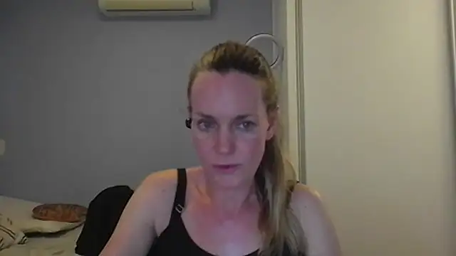 Snapshot of Annylove1 chatting on December 3, 2025, 12:23 am Annylove1 online show from December 3, 2025, 12:23 am