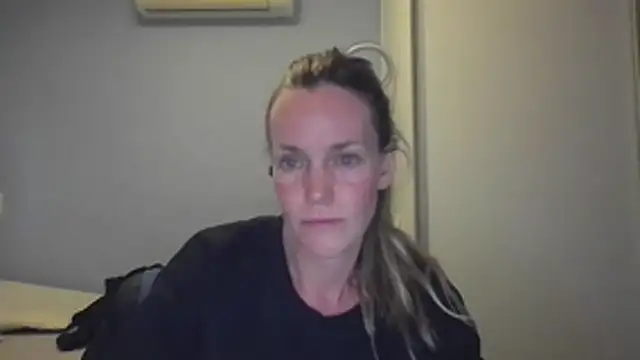 Snapshot of Annylove1 chatting on November 17, 2025, 12:14 am Annylove1 online show from November 17, 2025, 12:14 am