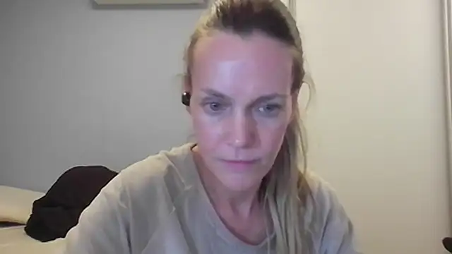 Snapshot of Annylove1 chatting on November 26, 2025, 12:10 am Annylove1 online show from November 26, 2025, 12:10 am