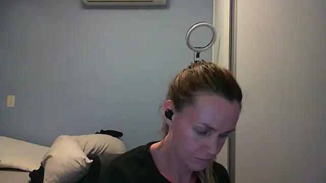 Snapshot of Annylove1 chatting on November 10, 2025, 11:32 pm Annylove1 online show from November 10, 2025, 11:32 pm