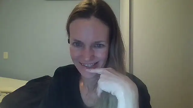 Snapshot of Annylove1 chatting on October 22, 2025, 12:32 am Annylove1 online show from October 22, 2025, 12:32 am