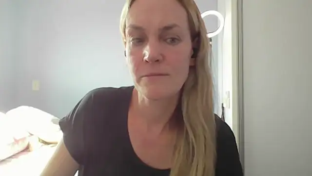 Annylove1 online show from April 17, 2026, 4:54 pm