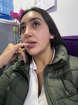 Snapshot of Hannahoff chatting on November 6, 2025, 12:25 am Hannahoff online show from November 6, 2025, 12:25 am