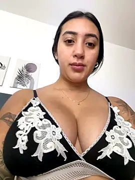 Snapshot of Hannahoff chatting on November 24, 2025, 9:15 pm Hannahoff online show from November 24, 2025, 9:15 pm