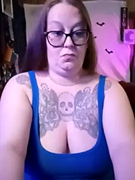 Snapshot of edgexchaos chatting on December 18, 2025, 1:22 am edgexchaos online show from December 18, 2025, 1:22 am