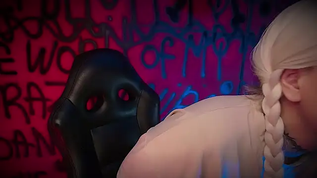 Snapshot of Laura_takint chatting on February 15, 2025, 4:01 pm Laura takint online show from February 15, 2025, 4:01 pm