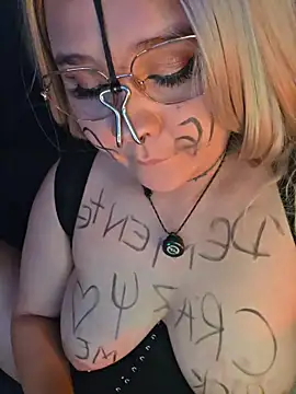 Snapshot of Laura_takint chatting on December 13, 2025, 8:04 pm Laura takint online show from December 13, 2025, 8:04 pm