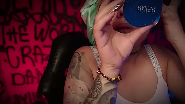 Snapshot of Laura_takint chatting on February 14, 2025, 4:09 pm Laura takint online show from February 14, 2025, 4:09 pm