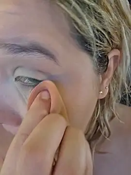 Snapshot of Laura_takint chatting on December 17, 2025, 7:08 pm Laura takint online show from December 17, 2025, 7:08 pm