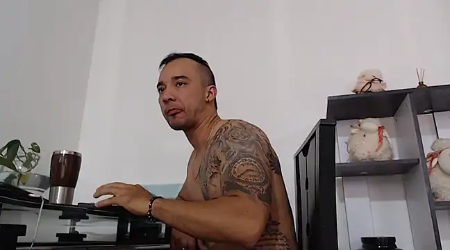 Snapshot of SimonRoberth chatting on March 17, 2025, 9:24 pm SimonRoberth online show from March 17, 2025, 9:24 pm