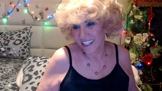 Snapshot of HappyWomanOn chatting on April 21, 2026, 6:47 pm HappyWomanOn online show from April 21, 2026, 6:47 pm