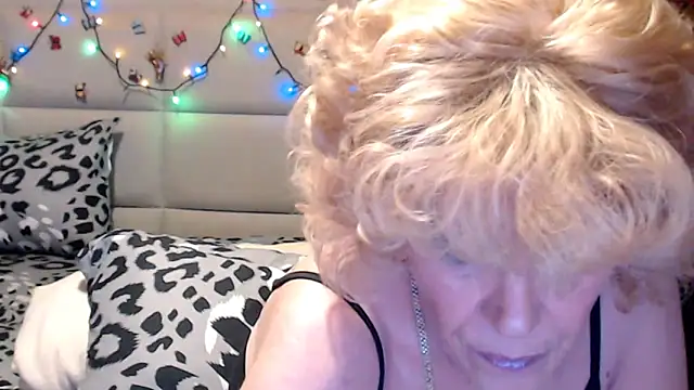 Snapshot of HappyWomanOn chatting on April 20, 2026, 8:39 am HappyWomanOn online show from April 20, 2026, 8:39 am