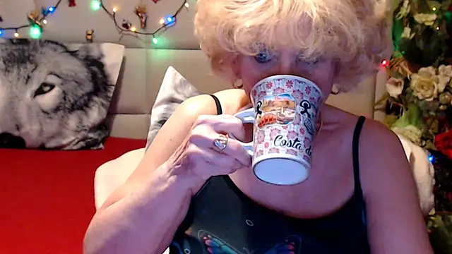 Snapshot of HappyWomanOn chatting on May 26, 2026, 9:18 am HappyWomanOn online show from May 26, 2026, 9:18 am