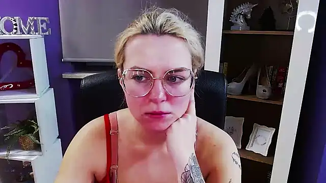 Snapshot of Zoey_Erotic chatting on February 18, 2026, 5:27 am Zoey Erotic online show from February 18, 2026, 5:27 am