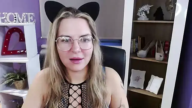 Snapshot of Zoey_Erotic chatting on October 31, 2025, 5:48 am Zoey Erotic online show from October 31, 2025, 5:48 am