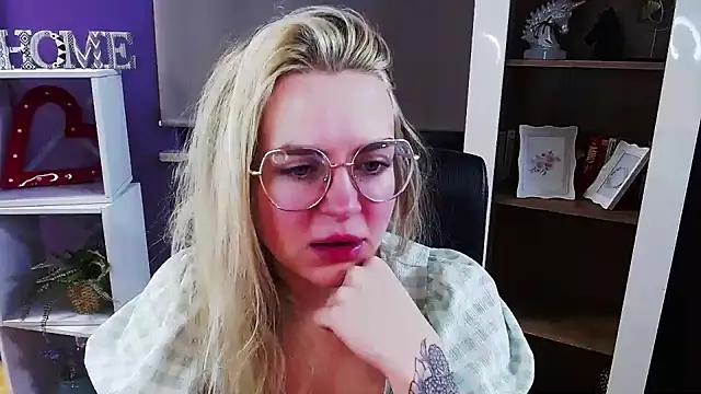 Snapshot of Zoey_Erotic chatting on February 4, 2026, 5:35 am Zoey Erotic online show from February 4, 2026, 5:35 am