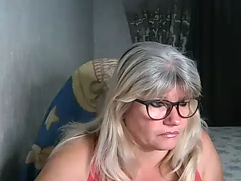 Snapshot of Diana_49 chatting on September 28, 2025, 7:37 am Diana 49 online show from September 28, 2025, 7:37 am