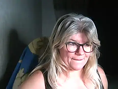 Snapshot of Diana_49 chatting on December 3, 2025, 6:36 am Diana 49 online show from December 3, 2025, 6:36 am