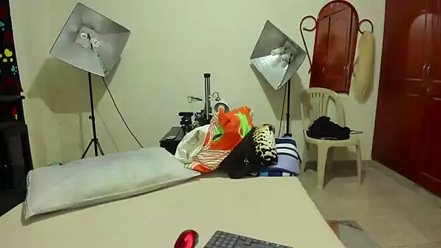 Snapshot of ashley_rossez7 chatting on December 3, 2024, 12:08 am ashley rossez7 online show from December 3, 2024, 12:08 am