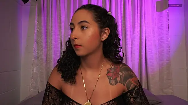 Snapshot of agatha_collins_ chatting on September 19, 2025, 7:29 pm agatha collins online show from September 19, 2025, 7:29 pm