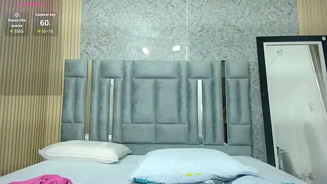 Snapshot of veronicaroose_ chatting on February 25, 2026, 12:49 pm veronicaroose online show from February 25, 2026, 12:49 pm