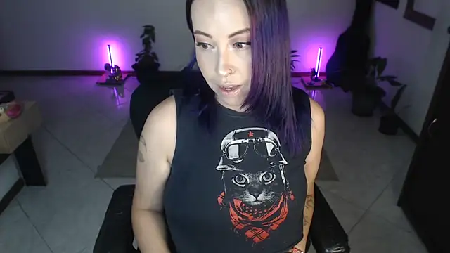 charlottezoe15 online show from May 17, 2026, 10:37 am