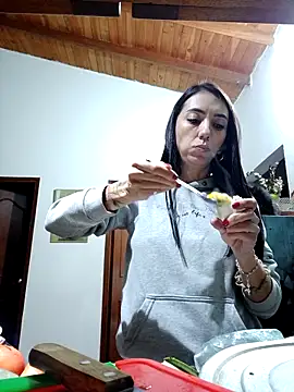 Snapshot of LunaZambrano chatting on January 14, 2026, 1:42 am LunaZambrano online show from January 14, 2026, 1:42 am