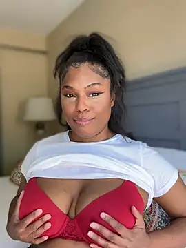 Snapshot of CandyLuxxxx chatting on June 14, 2026, 7:26 pm CandyLuxxxx online show from June 14, 2026, 7:26 pm