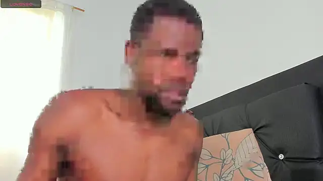 Snapshot of santi_brown chatting on October 17, 2025, 6:21 pm santi brown online show from October 17, 2025, 6:21 pm