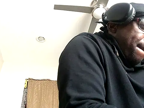 Londonfrotadejr online show from December 8, 2024, 3:13 pm