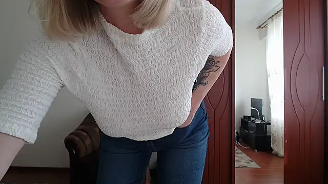 Snapshot of sensualEmilia chatting on November 6, 2025, 10:41 am sensualEmilia online show from November 6, 2025, 10:41 am