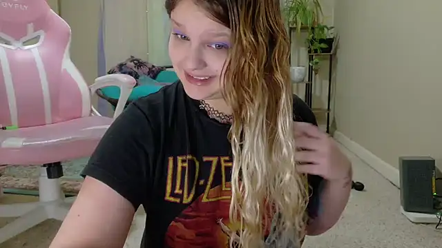 Snapshot of Emihaze chatting on February 7, 2026, 7:44 pm Emihaze online show from February 7, 2026, 7:44 pm