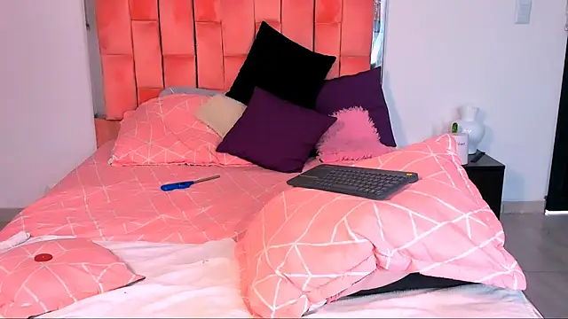 Snapshot of the_queen_aleja chatting on October 26, 2025, 12:05 pm the queen aleja online show from October 26, 2025, 12:05 pm