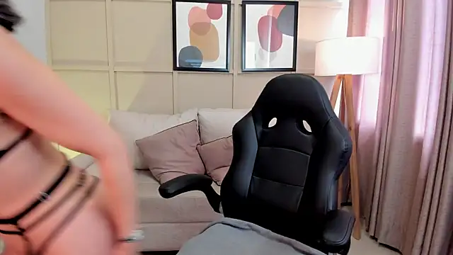  Nicoletteshea  online show from November 10, 2025, 4:23 pm