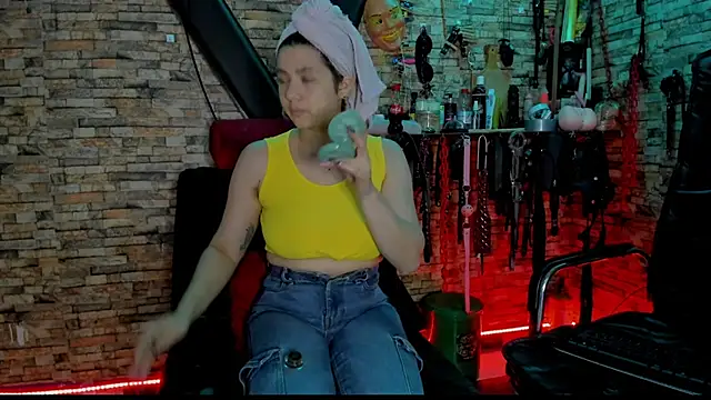 Snapshot of Liltildeman_moon chatting on November 21, 2025, 4:33 am Liltildeman moon online show from November 21, 2025, 4:33 am