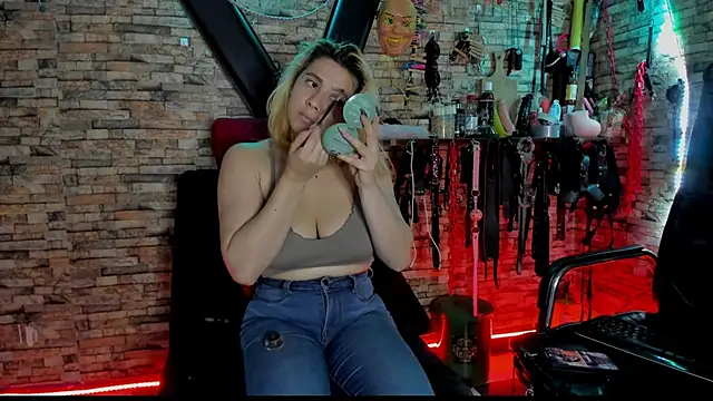 Snapshot of Liltildeman_moon chatting on December 2, 2025, 2:45 am Liltildeman moon online show from December 2, 2025, 2:45 am