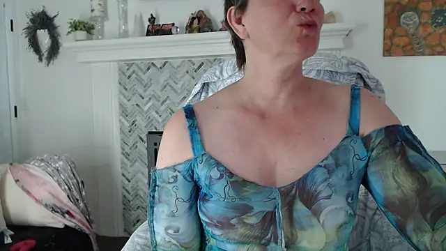 AuroraWillows online show from January 11, 2026, 4:52 am