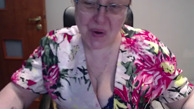 Snapshot of JoannaAndNeighbour chatting on February 7, 2025, 8:11 am JoannaAndNeighbour online show from February 7, 2025, 8:11 am