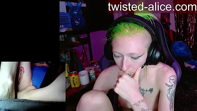 alicewonder09 online show from April 18, 2026, 7:22 am