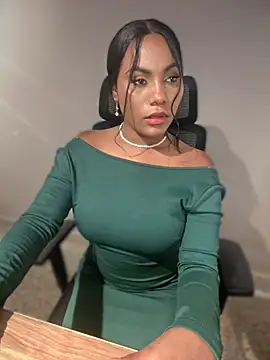 Snapshot of Sara_Boom chatting on December 5, 2025, 3:05 am Sara Boom online show from December 5, 2025, 3:05 am