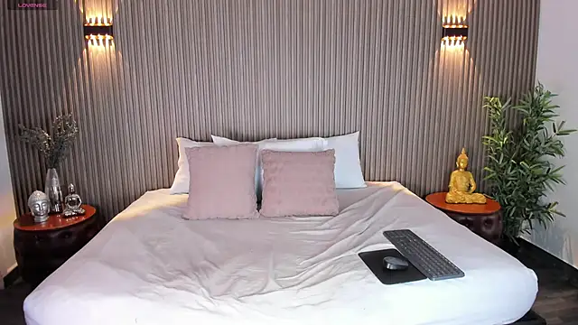 Snapshot of CloeHarp chatting on November 3, 2025, 12:09 pm CloeHarp online show from November 3, 2025, 12:09 pm