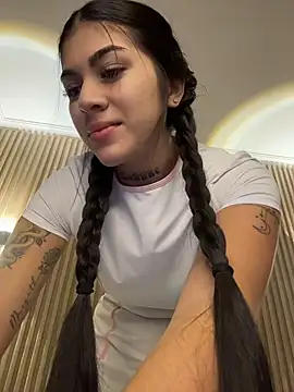 Snapshot of Sarasanders_4 chatting on November 11, 2025, 3:23 am Sarasanders 4 online show from November 11, 2025, 3:23 am