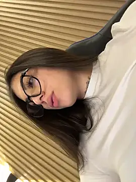 Snapshot of Sarasanders_4 chatting on November 26, 2025, 12:10 am Sarasanders 4 online show from November 26, 2025, 12:10 am