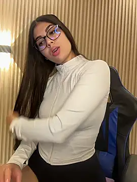 Snapshot of Sarasanders_4 chatting on November 12, 2025, 2:48 am Sarasanders 4 online show from November 12, 2025, 2:48 am